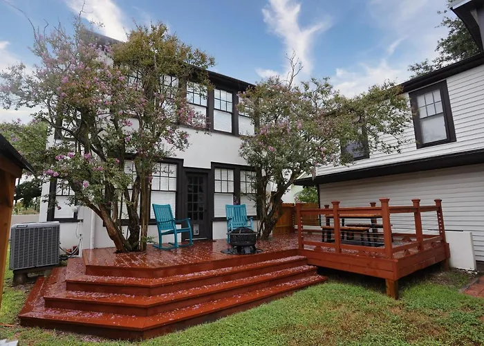 1926 4-Bedroom House w/Private Yard&Huge Deck