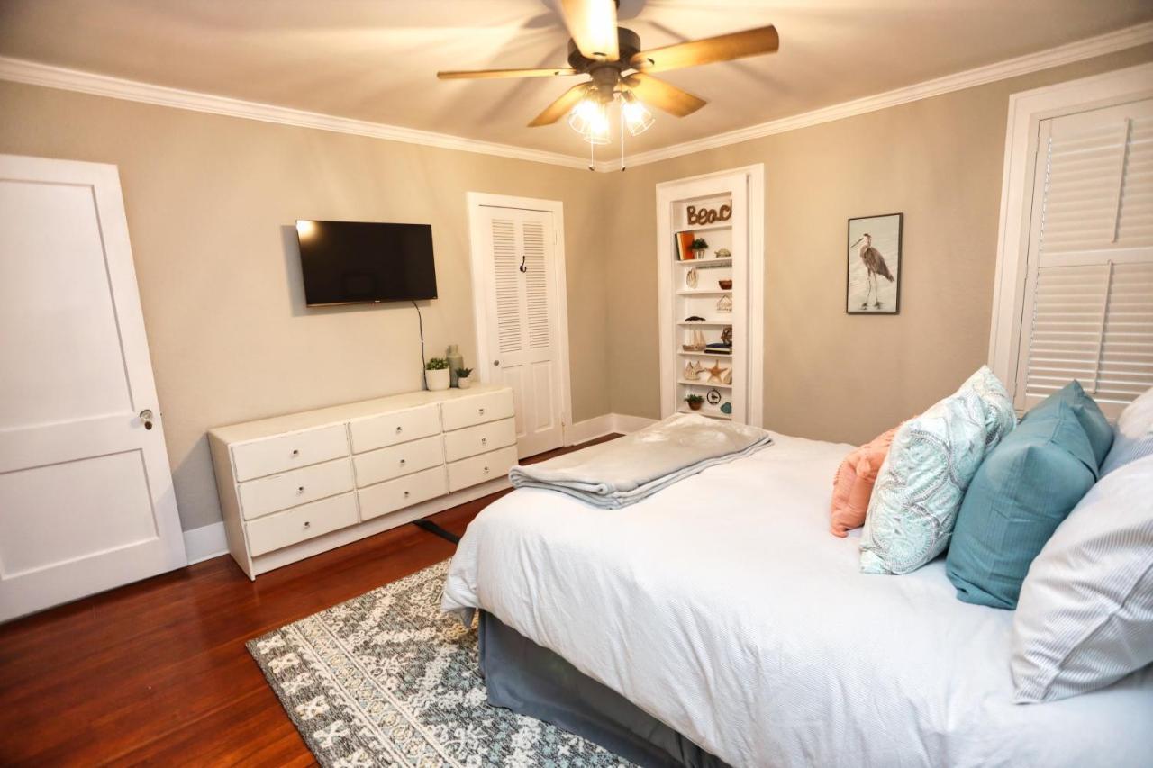 1926 4-bedroom House W/private Yard&huge Deck Galveston