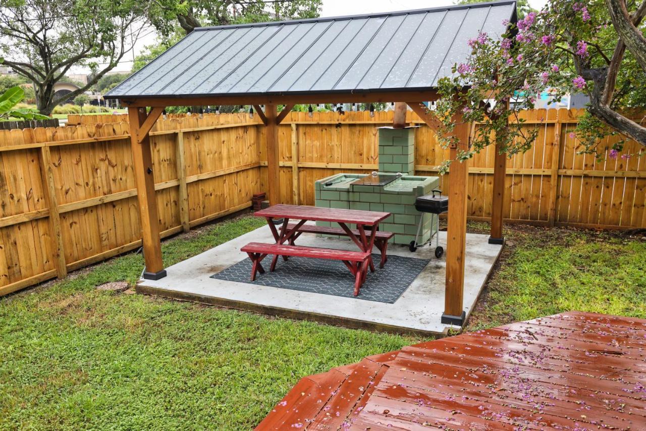1926 4-bedroom House W/private Yard&huge Deck *