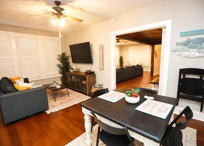 Historic Home Family Friendly Close To Seawall